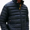 軽量でコンパクトに収納できるジャケット