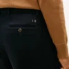 リラックスフィットのプリーツパンツ