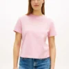 ゴールドトーンのクラブクレストロゴTシャツ