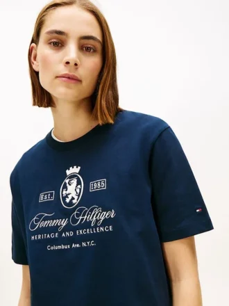 刺繍入りスクリプト・クレストロゴTシャツ