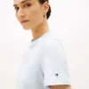 ゴールドトーンのクラブクレストロゴTシャツ