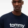 Tommy Jeans ロゴ スエード調スウェットシャツ Tommy Jeans ロゴ スエード調スウェットシャツ