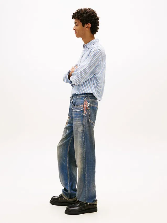 Tommy Jeans チェーンプリント リラックスジーンズ Tommy Jeans チェーンプリント リラックスジーンズ