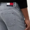 Tommy Jeans テーパード・ストレート・ジーンズ