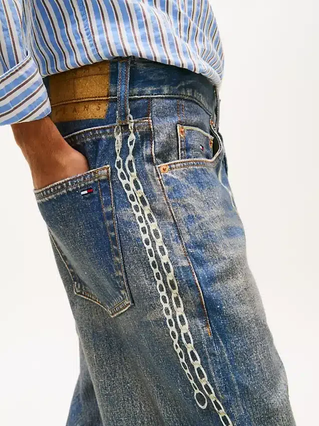 Tommy Jeans チェーンプリント リラックスジーンズ Tommy Jeans チェーンプリント リラックスジーンズ