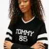 Tommy Jeans 85 バーシティ Vネックセーター