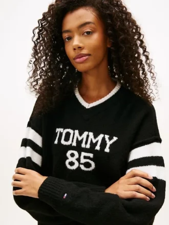 Tommy Jeans 85 バーシティ Vネックセーター