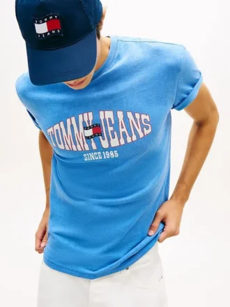 Tommy Jeans ウェービー・フラッグ・ロゴ Tシャツ