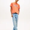 Tommy Jeans ウェービー・フラッグ・ロゴ Tシャツ Tommy Jeans ウェービー・フラッグ・ロゴ Tシャツ