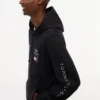 Tommy x Cadillac F1® Team グラフィック フーディー