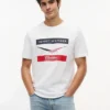 Tommy x Cadillac F1® Team シェブロン Tシャツ Tommy x Cadillac F1® Team シェブロン Tシャツ
