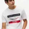 Tommy x Cadillac F1® Team シェブロン Tシャツ Tommy x Cadillac F1® Team シェブロン Tシャツ