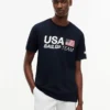 トミー × US SailGP チーム ロゴ Tシャツ トミー × US SailGP チーム ロゴ Tシャツ