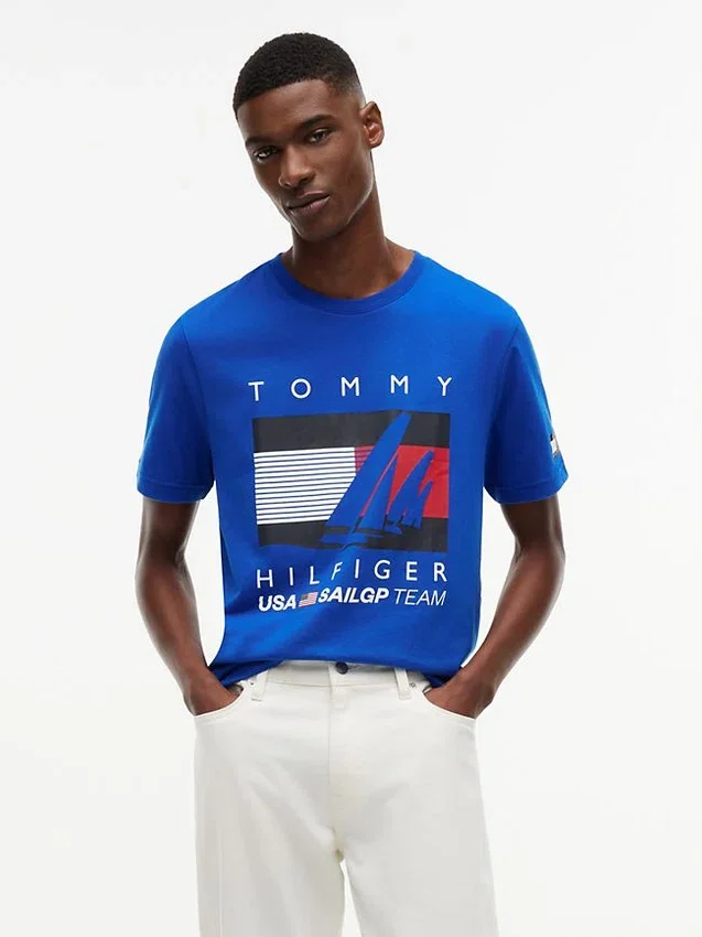 トミー × US SailGP チーム グラフィックTシャツ トミー × US SailGP チーム グラフィックTシャツ