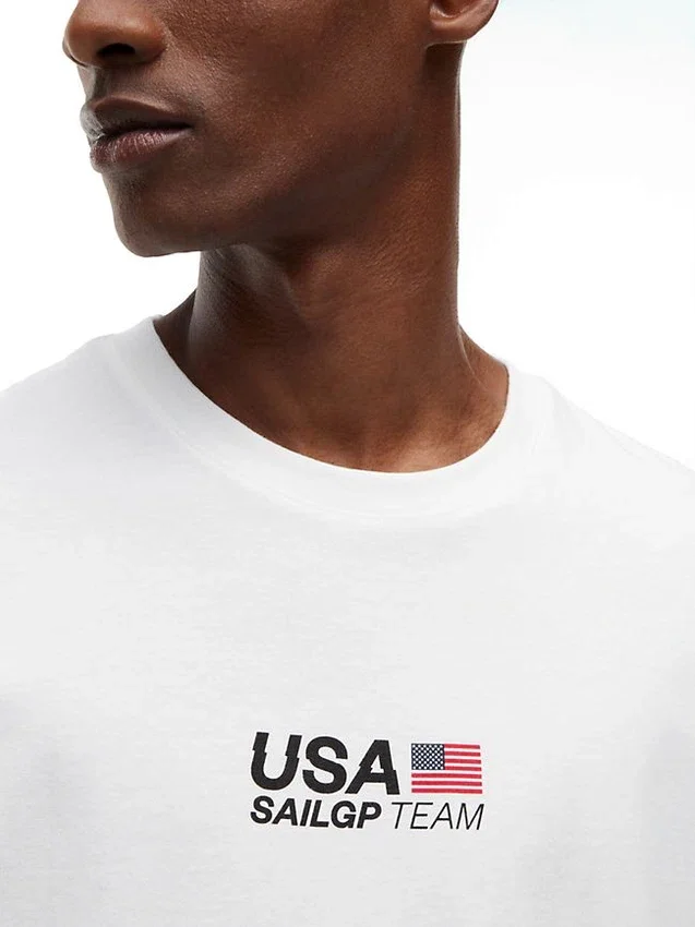 トミー × US SailGP チーム グラフィックTシャツ トミー × US SailGP チーム グラフィックTシャツ