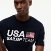 トミー × US SailGP チーム ロゴ Tシャツ トミー × US SailGP チーム ロゴ Tシャツ