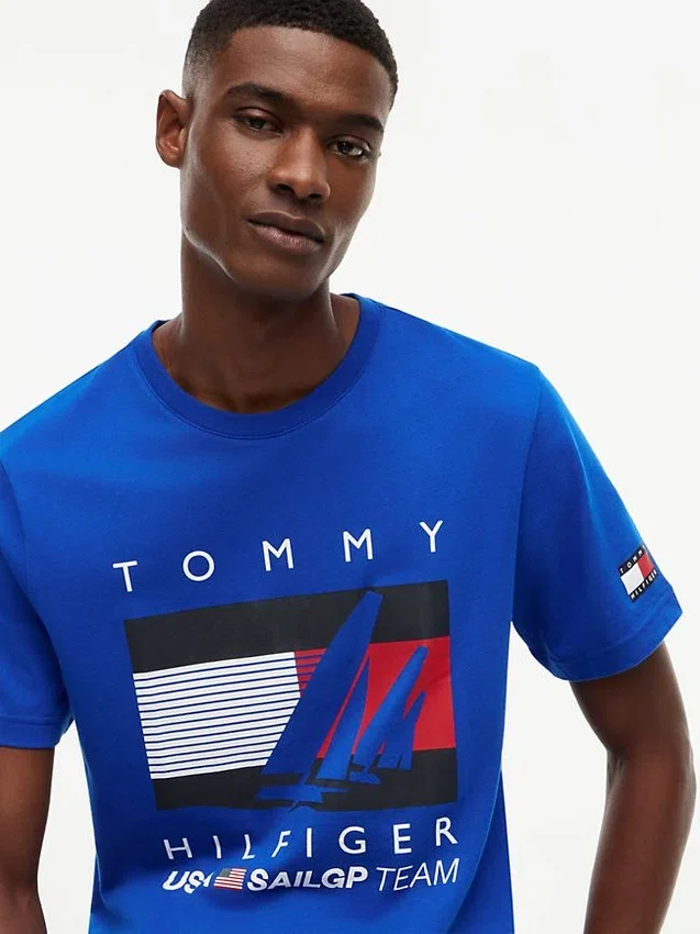 トミー × US SailGP チーム グラフィックTシャツ トミー × US SailGP チーム グラフィックTシャツ