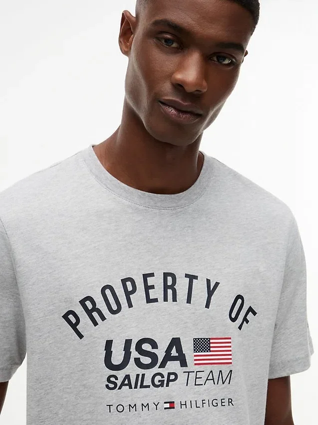 トミー × US SailGP チーム プロパティ Tシャツ トミー × US SailGP チーム プロパティ Tシャツ