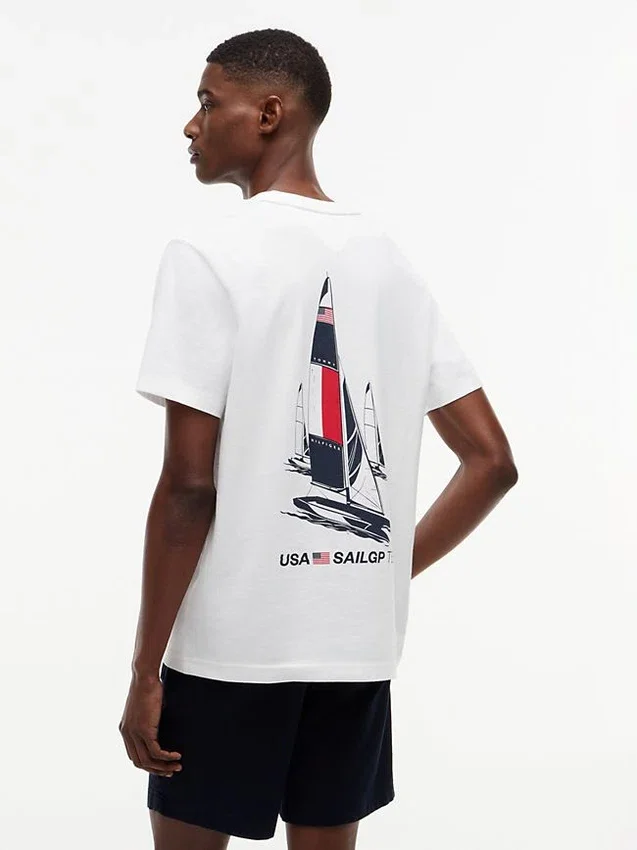 トミー × US SailGP チーム グラフィックTシャツ トミー × US SailGP チーム グラフィックTシャツ