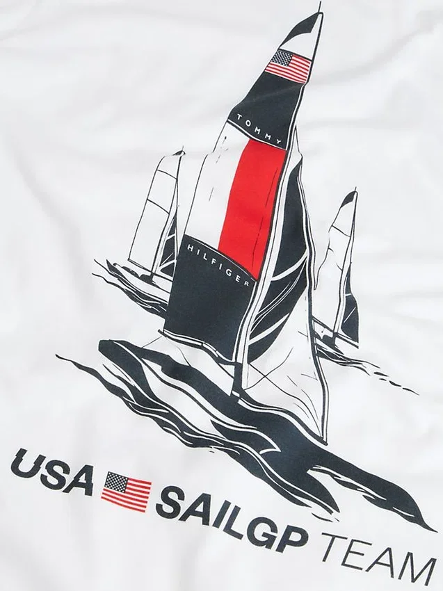 トミー × US SailGP チーム グラフィックTシャツ トミー × US SailGP チーム グラフィックTシャツ