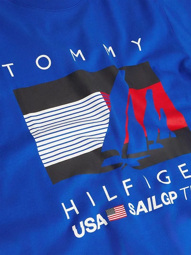 トミー × US SailGP チーム グラフィックTシャツ トミー × US SailGP チーム グラフィックTシャツ